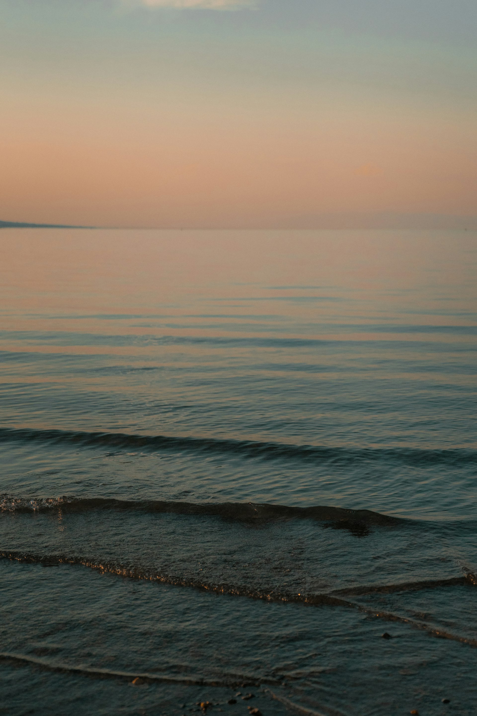Lumière douce sur une eau calme — sérénité et bien-être