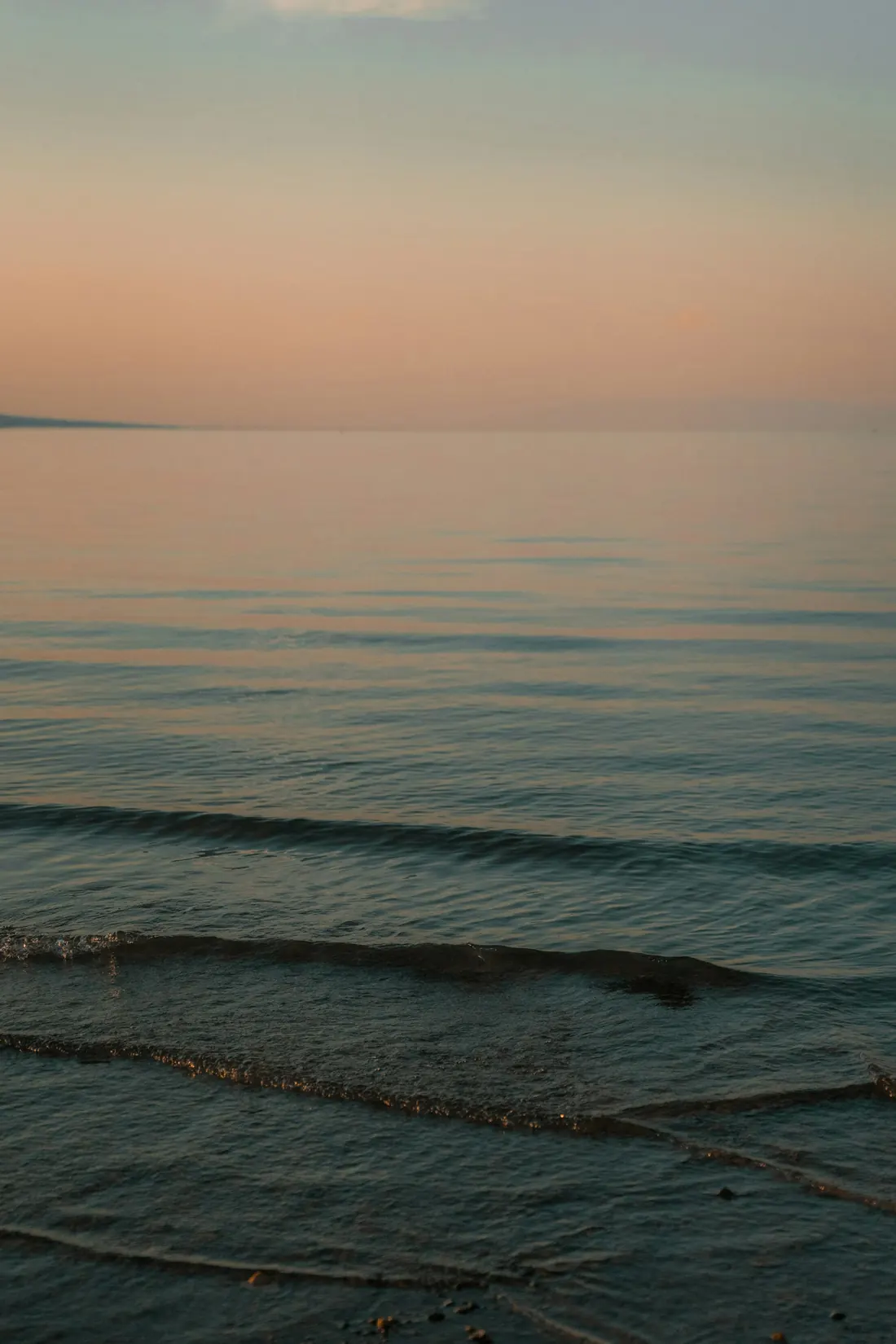 Lumière douce sur une eau calme — sérénité et bien-être