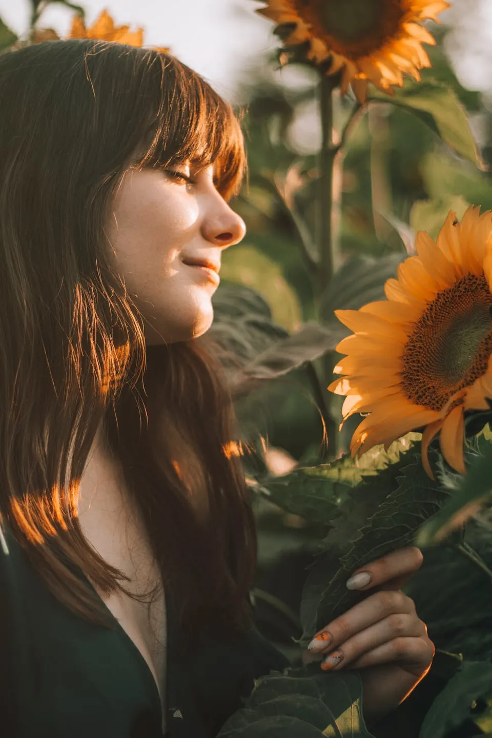 Femme sereine profitant du soleil dans la nature — confiance en soi et plein potentiel