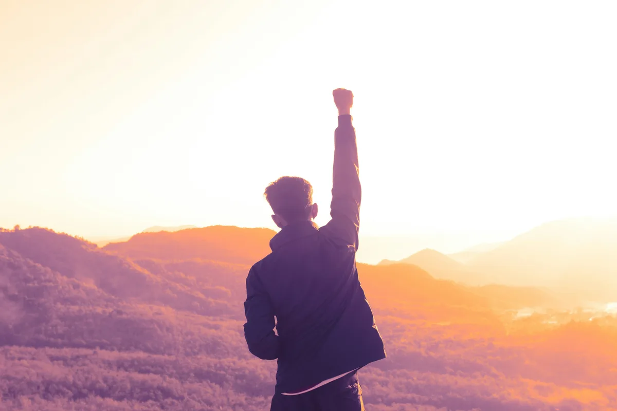 Mains ouvertes dans une lumière apaisante, symbolisant le soulagement de la douleur
