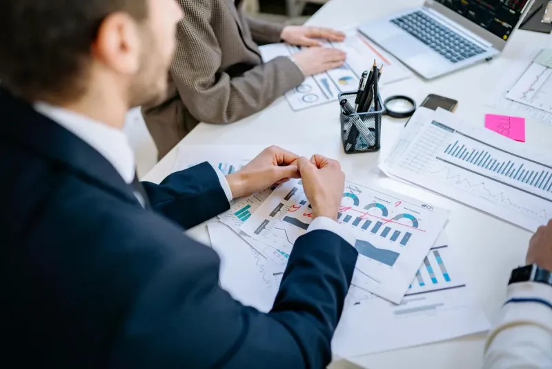 Professionnel confiant dans son environnement de travail — leadership et hypnose