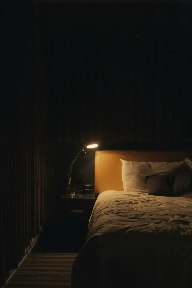 Chambre apaisée baignée d'une lumière douce — symbole d'un sommeil retrouvé